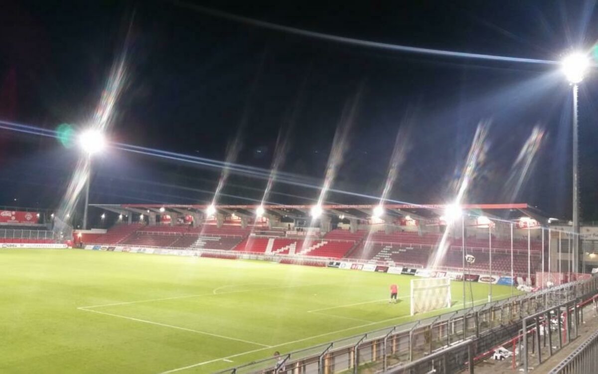 Das Stadion der Würzburger Kickers, die Flyeralarm Arena. Das Flutlicht ist an, der Blick geht auf die Haupttribüne Das Stadion der Würzburger Kickers, die Flyeralarm Arena. Das Flutlicht ist an, der Blick geht auf die Haupttribüne